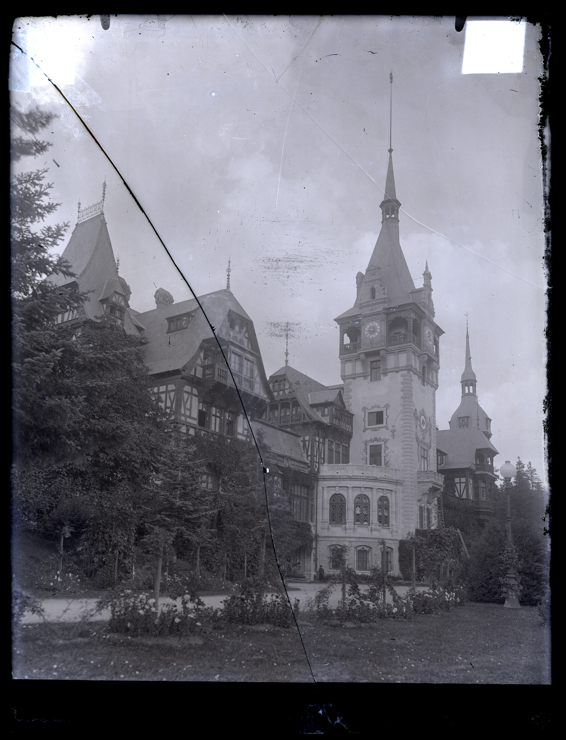 Vedere exterioară a palatului lui Carol I de la Sinaia