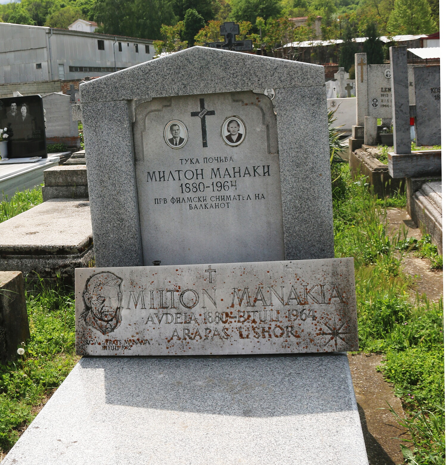 Mormântul lui Milton Manaki în cimitirul din Bitola, cu două pietre